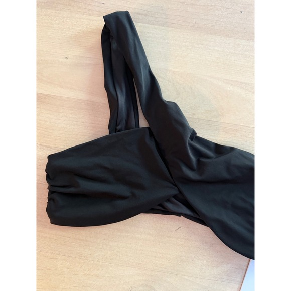 WEWOREWHAT Asymmetrical Cross Over One Shoulder Black Swimsuit Top - S - Picture 3 of 7